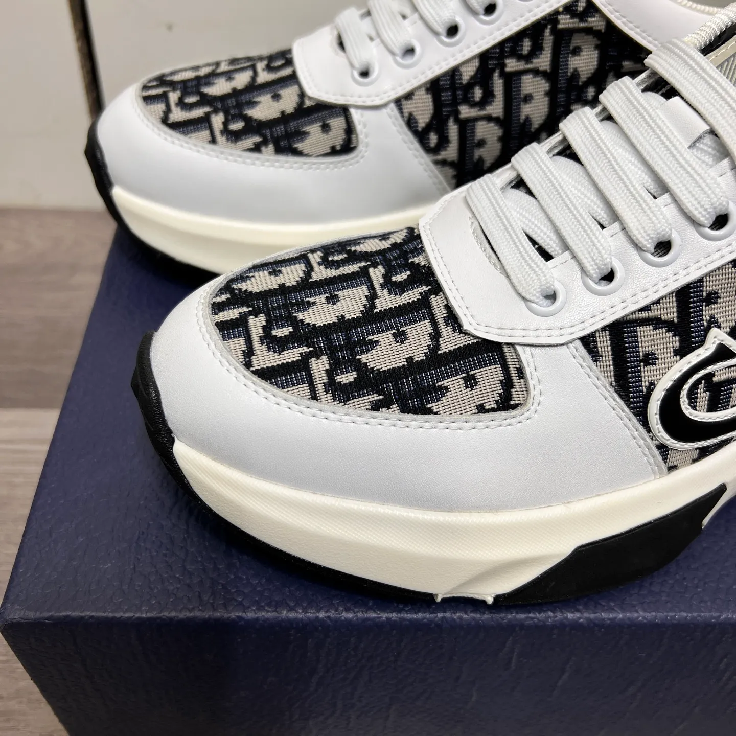 Factory price: 438💰Dior original quality.~ Unique modern style sneakers. 🏃A must-have casual shoe for trendy men😍😍 Imported cowhide fabric, sheepskin foot pads (refuse to discolor and grind feet) soles: Original soles specially provided by the original factory, French lazy style design ⚠️Fit to the feet, original quality, super comfortable original soles. Just like shooting the real thing 🎬The real thing is better, high-quality sneakers, size: 38-44 (45 and 46 can be customized)